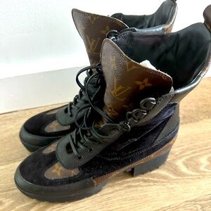 LOUIS VUITTON 
Suede Calfskin Monogram Laureate Platform Desert Boots